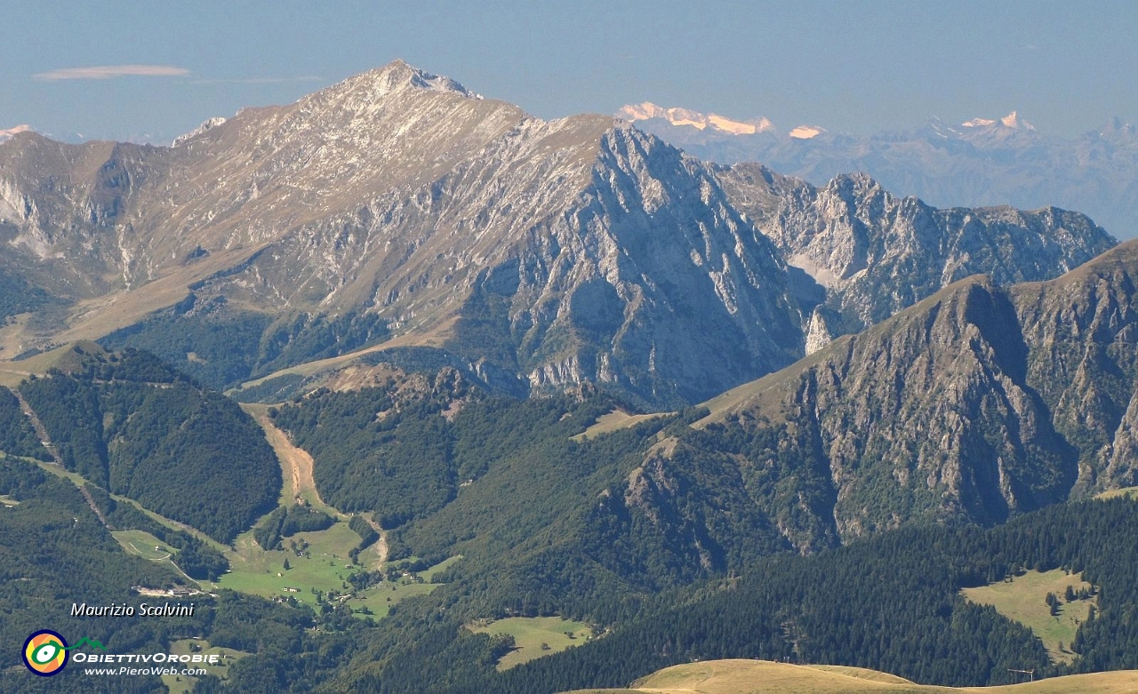 47 Zoom sui Piani di Ceresola, sullo sfondo il Grignone....JPG